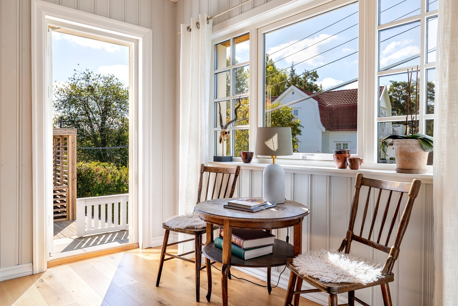 Fra spisestuen leder en trapp ned til uteplassen som inviterer til å nyte måltidene utendørs på fine dager. Galleribilde