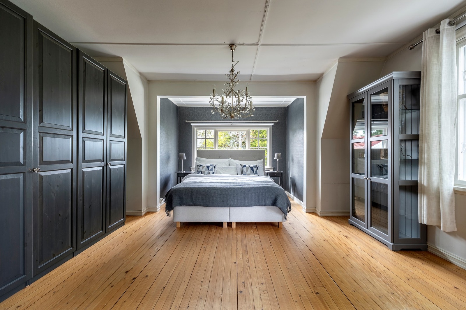 Hovedsoverommet er meget romslig med god plass til dobbeltseng. Galleribilde