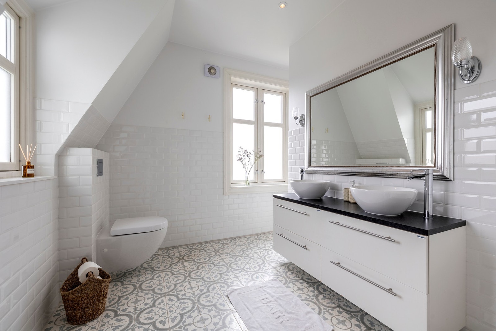 Badet har dels fliser og dels malte flater på veggene, kombinert med flislagt gulv med varmekabler. Galleribilde