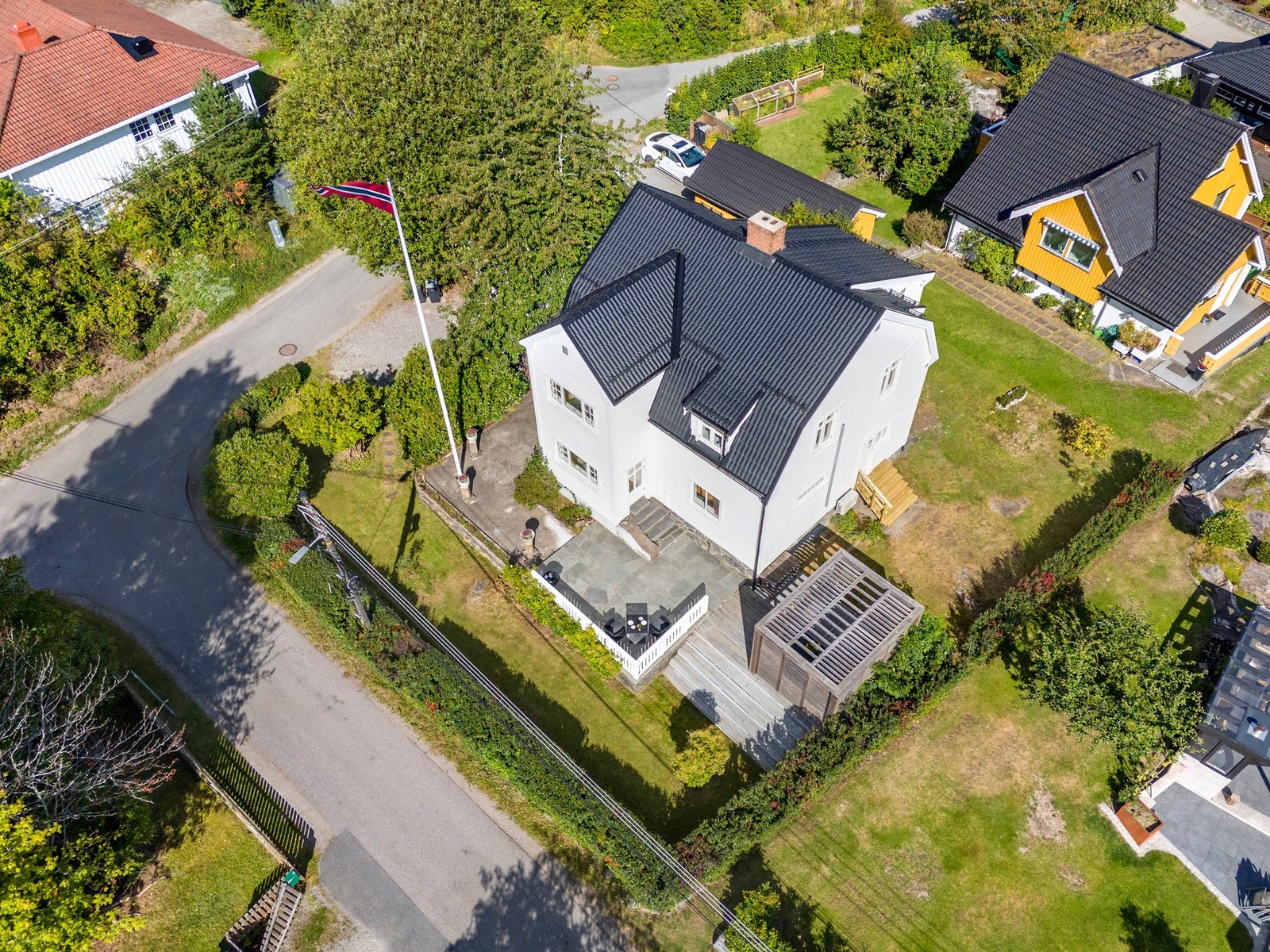 Boligens uteområder er godt tilrettelagt for å nyte både hverdag og fridager i naturskjønne omgivelser. Galleribilde