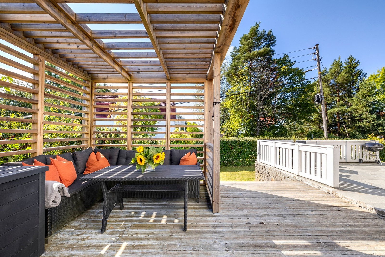 Over deler av terrassen er det oppført en pergola som skaper en lun ramme og gir mulighet for skygge på varme sommerdager. Galleribilde