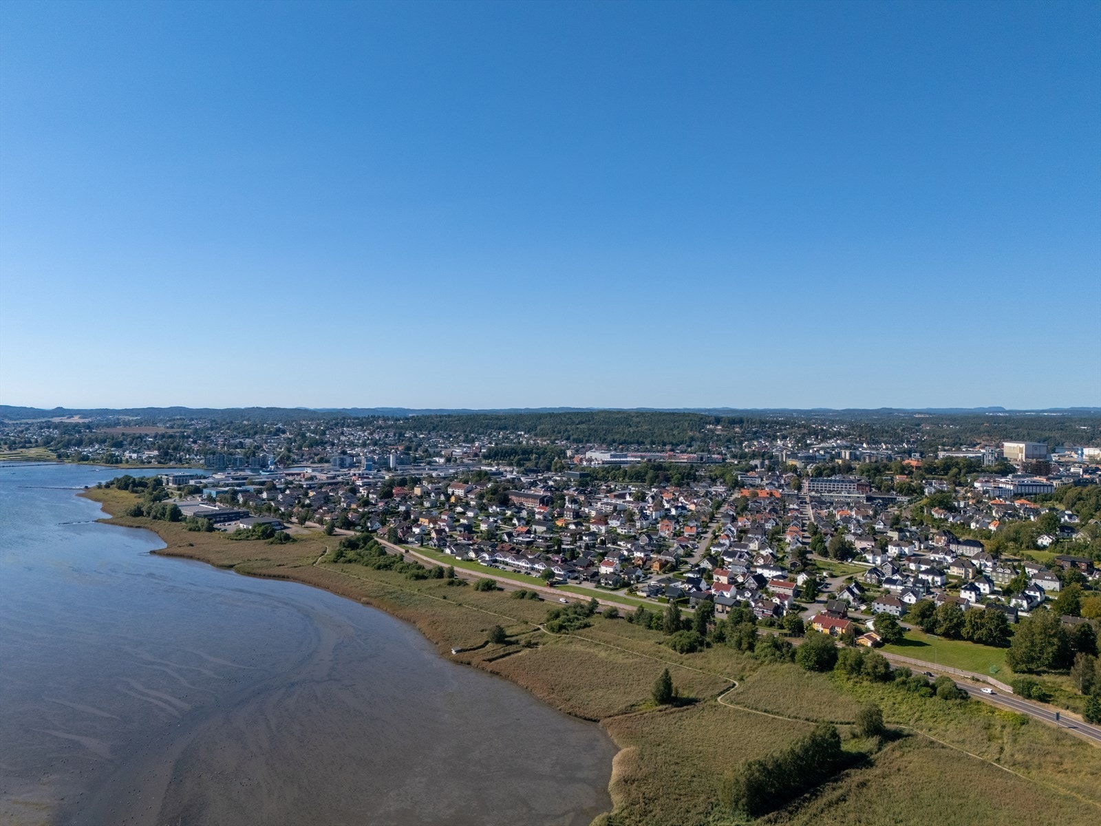 Det er kort vei til flere dagligvarebutikker, Kilen Handelspark og Tønsberg sentrum Galleribilde