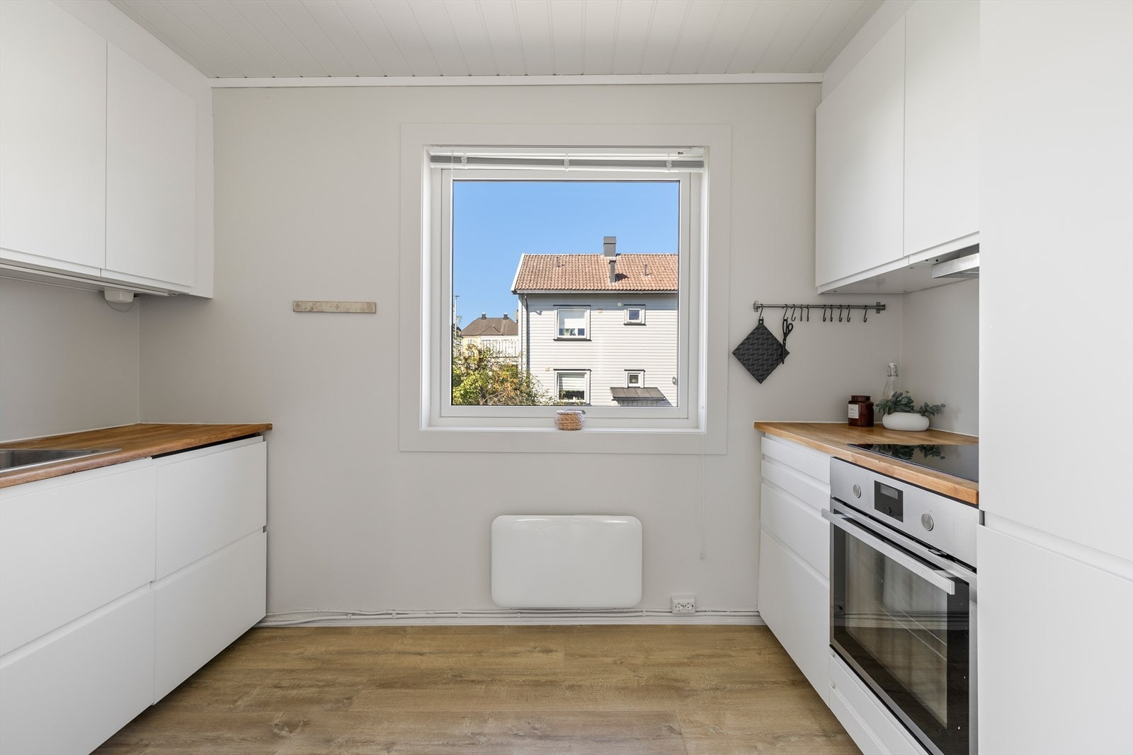 Delikat kjøkken med slette fronter og benkeplate av heltre. Kjøkkenet er fra 2018 Galleribilde