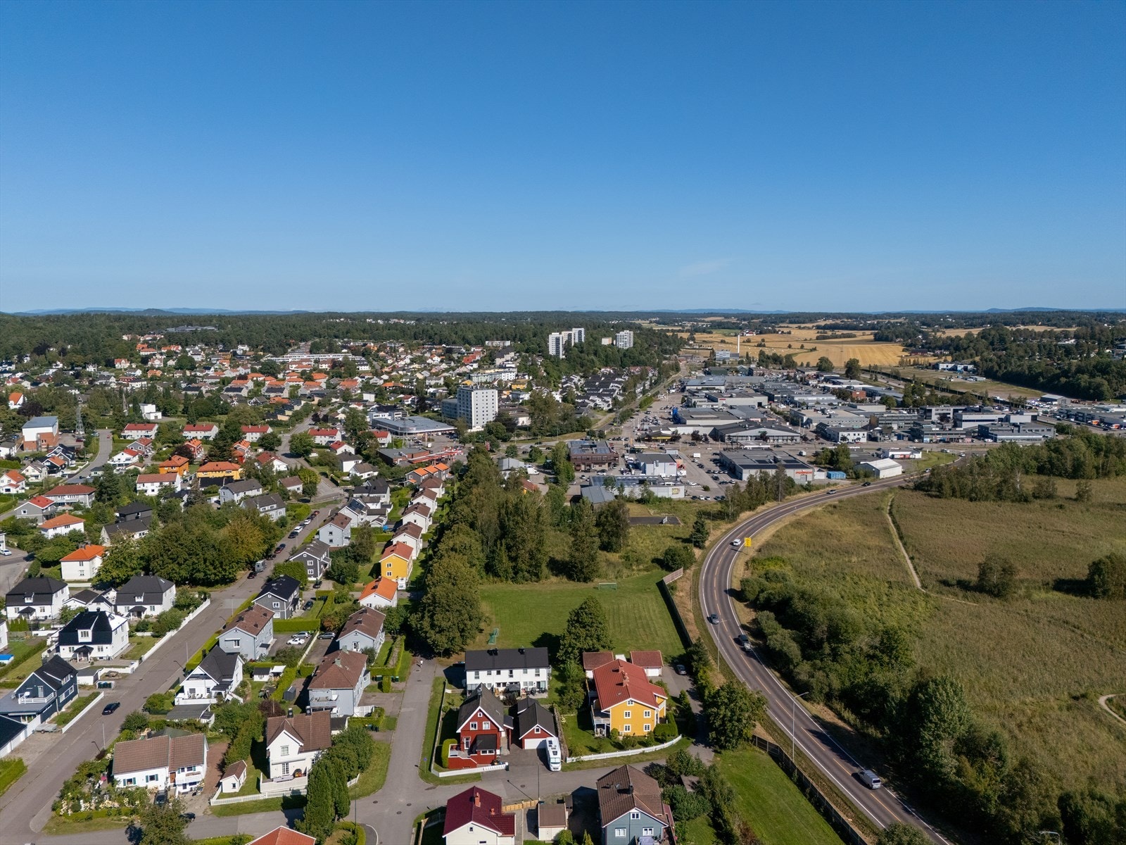 Det er kort vei til Slottfjellet med kulturminner, turmuligheter og vakker utsikt Galleribilde