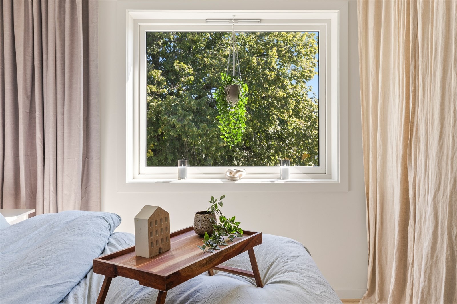 På sommerhalvåret er det grønt på utsiden av soveromsvinduet Galleribilde