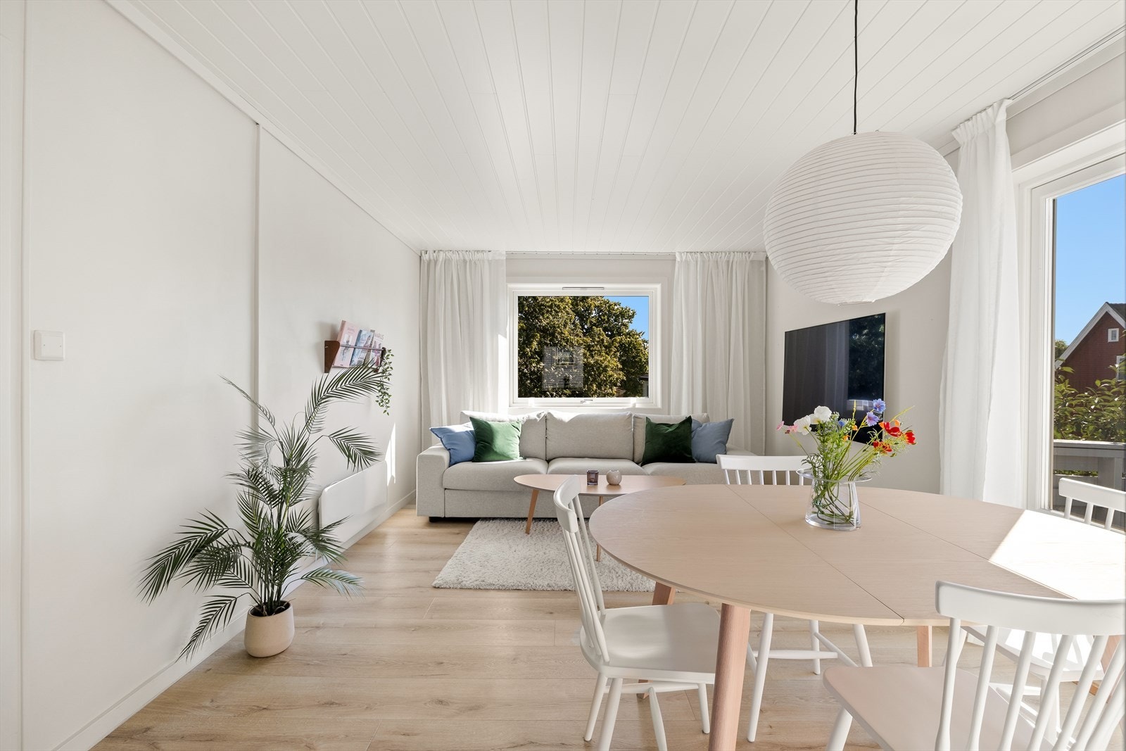 Lys stue med store vindusflater som slipper inn rikelig med naturlig lys. Her er det lett å trives i en harmonisk atmosfære Galleribilde