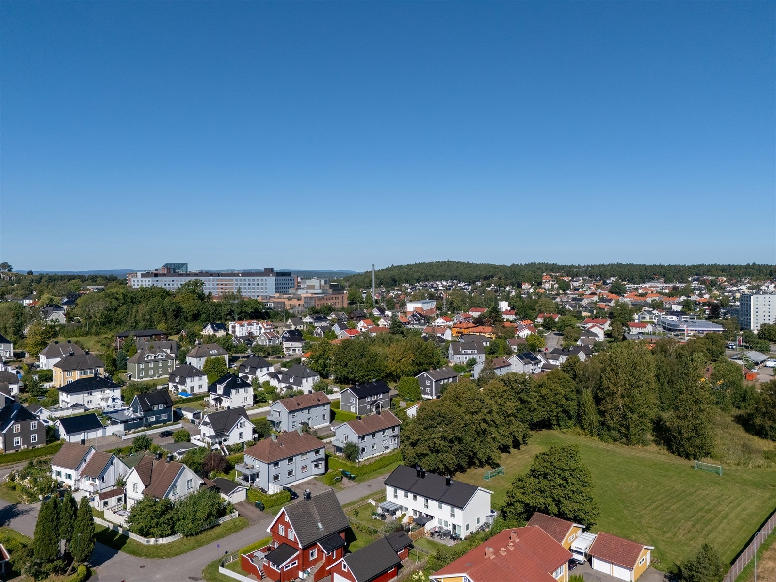 Leiligheten ligger i et etablert boligområdet med en god variasjon av familier, unge og eldre Galleribilde