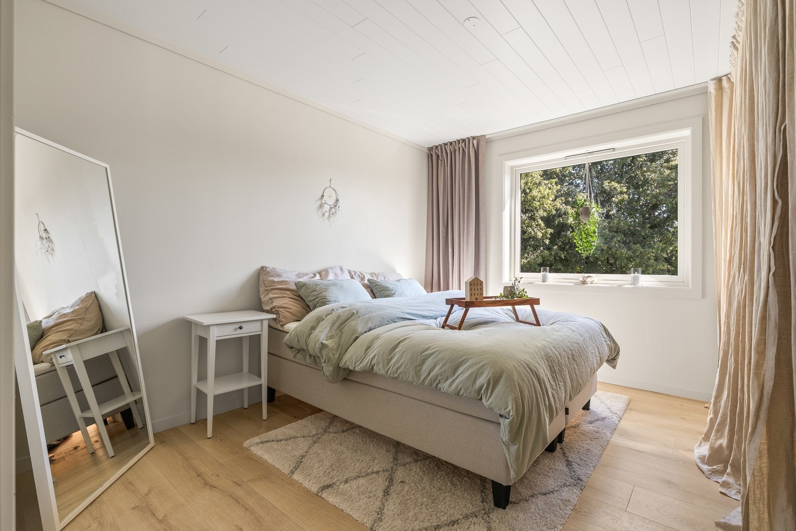 Soverommet er av god størrelse, med plass til dobbeltseng og nattbord Galleribilde