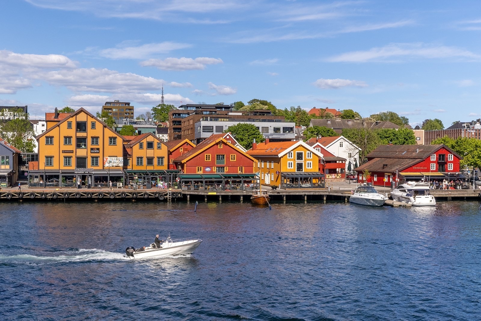 Tønsberg brygge byr på et rikt servicetilbud med flere restauranter, hoteller samt flere kulturtilbud Galleribilde