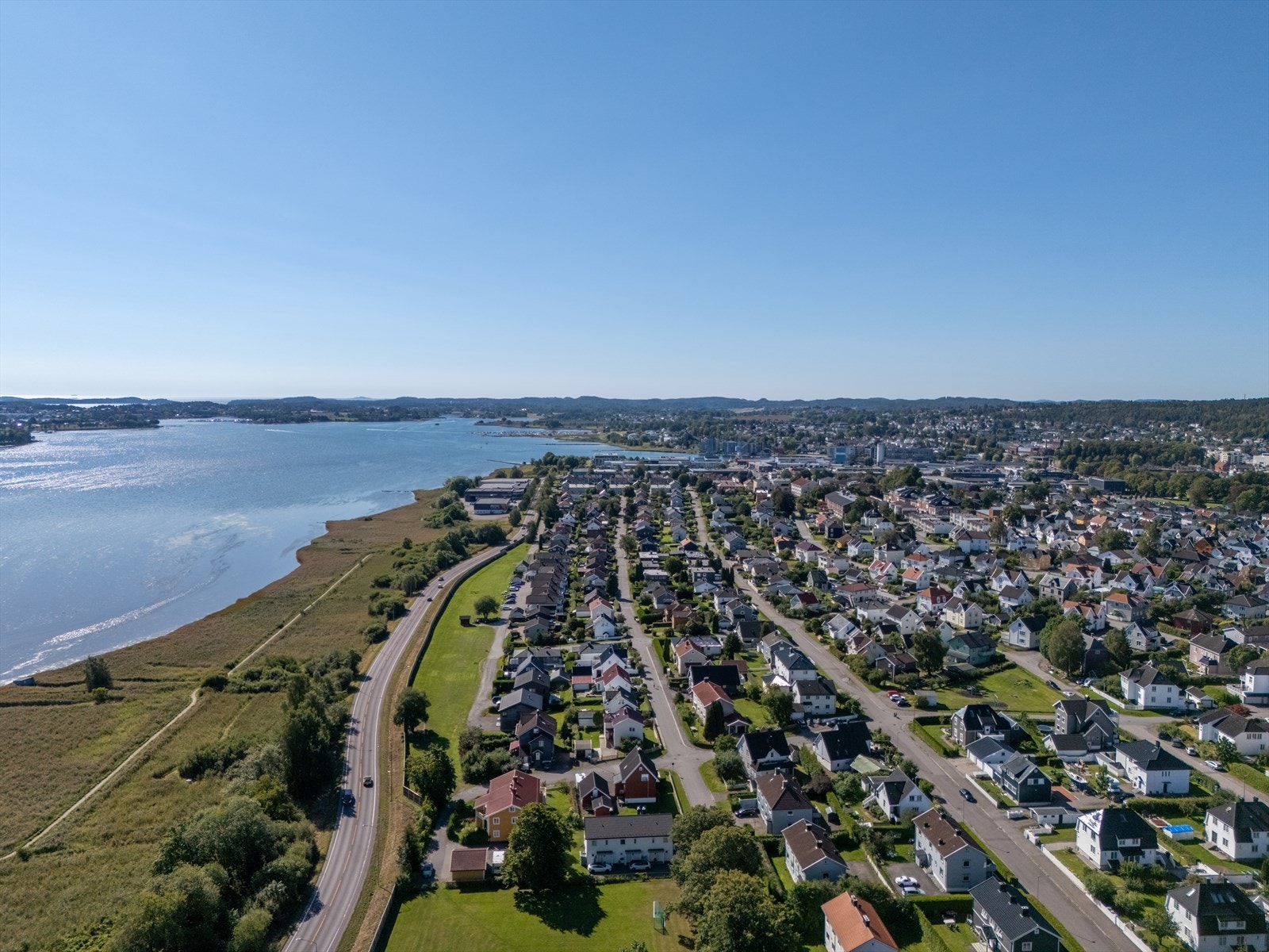 Det er også kort vei til togstasjon, perfekt for de som pendler til- og fra jobb Galleribilde