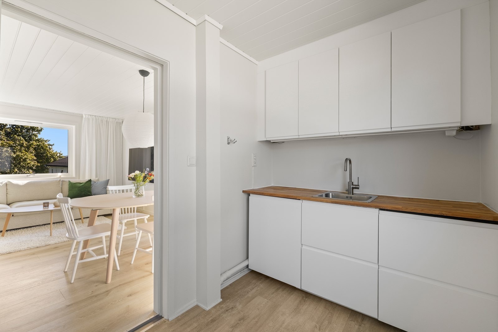 Med benkeplate på begge sider av kjøkkenet får man en god arbeidsflate å jobbe på Galleribilde