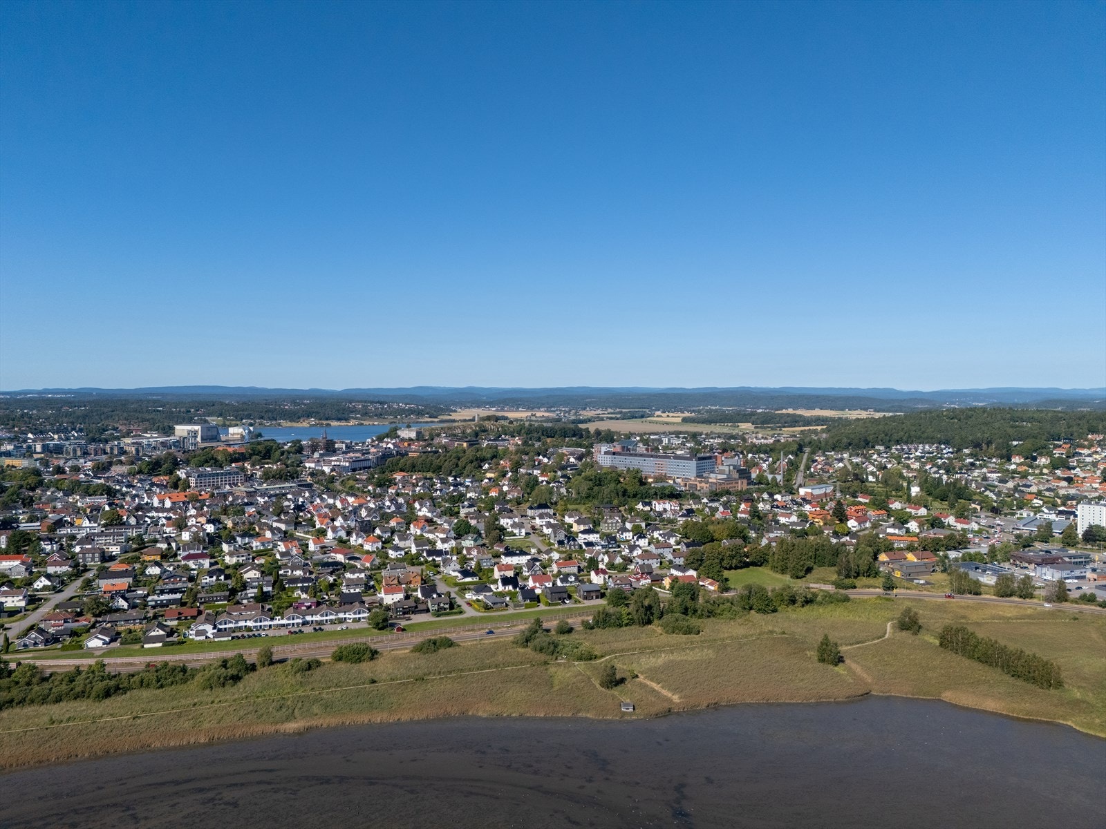Ikke langt unna leiligheten finner du en nydelig turvei langs Presterødkilen Galleribilde