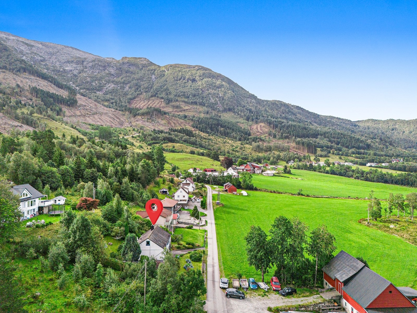 Boligen ligger fint til i Herøysund, mellom Husnes og Rosendal Galleribilde