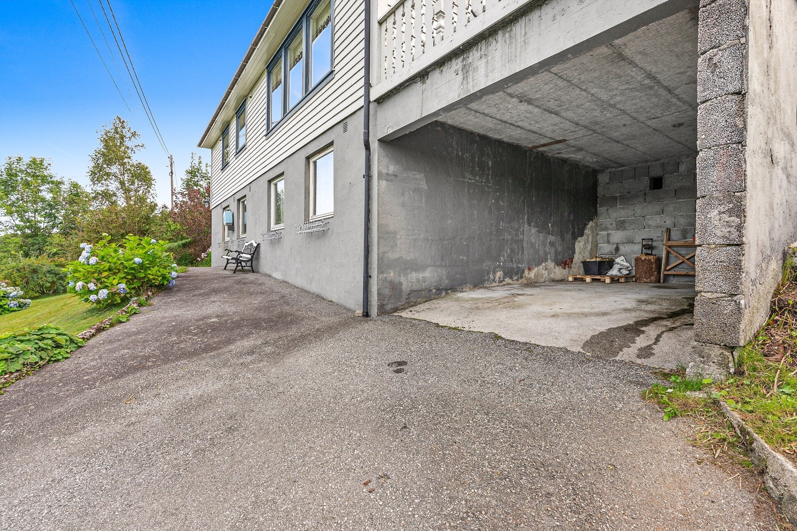 Asfaltert innkjørsel med garasje Galleribilde