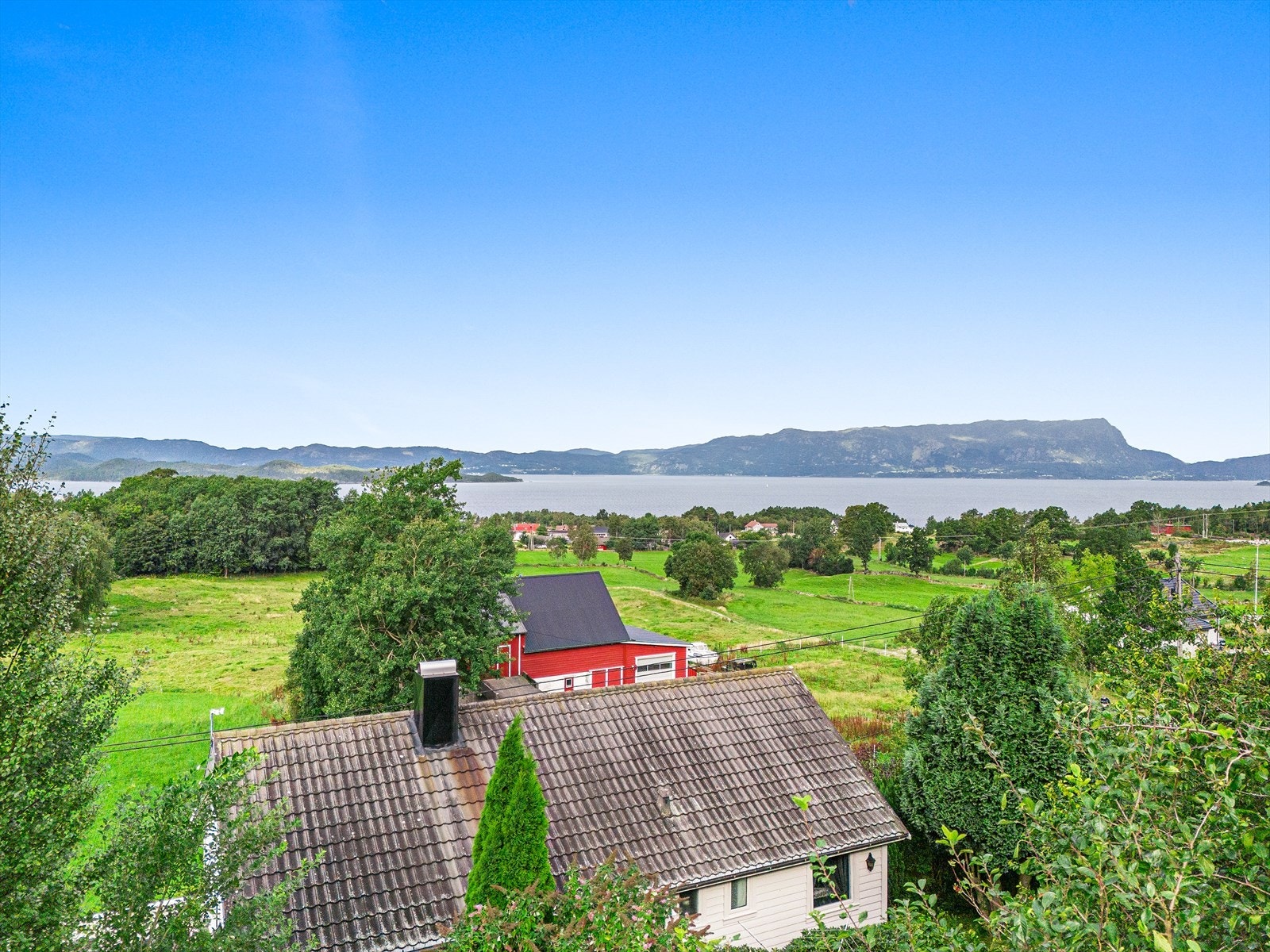 Utsikt mot Husnesfjorden Galleribilde