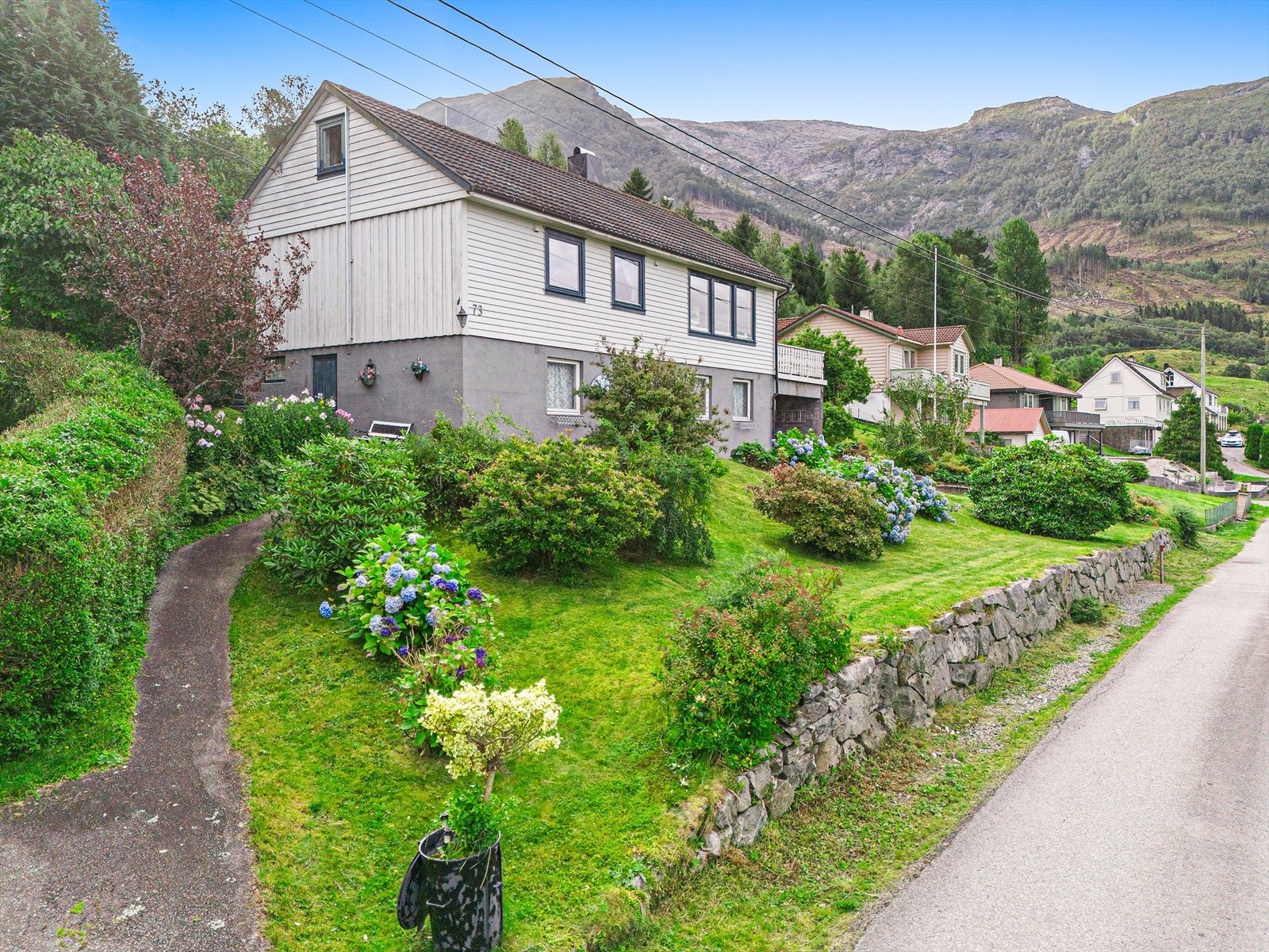 Opparbeidet hage i front av boligen Galleribilde