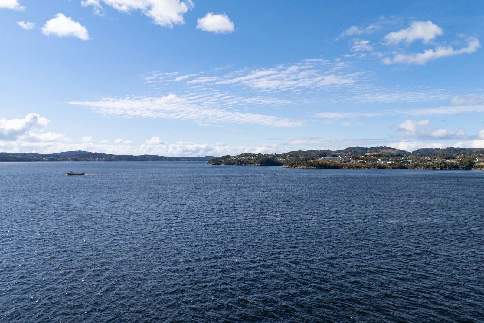 Det er bare en 5 minutters kjøretur til dagligvarebutikk på Kiwi på Toppe eller Rema 1000 i Marikollen. Galleribilde