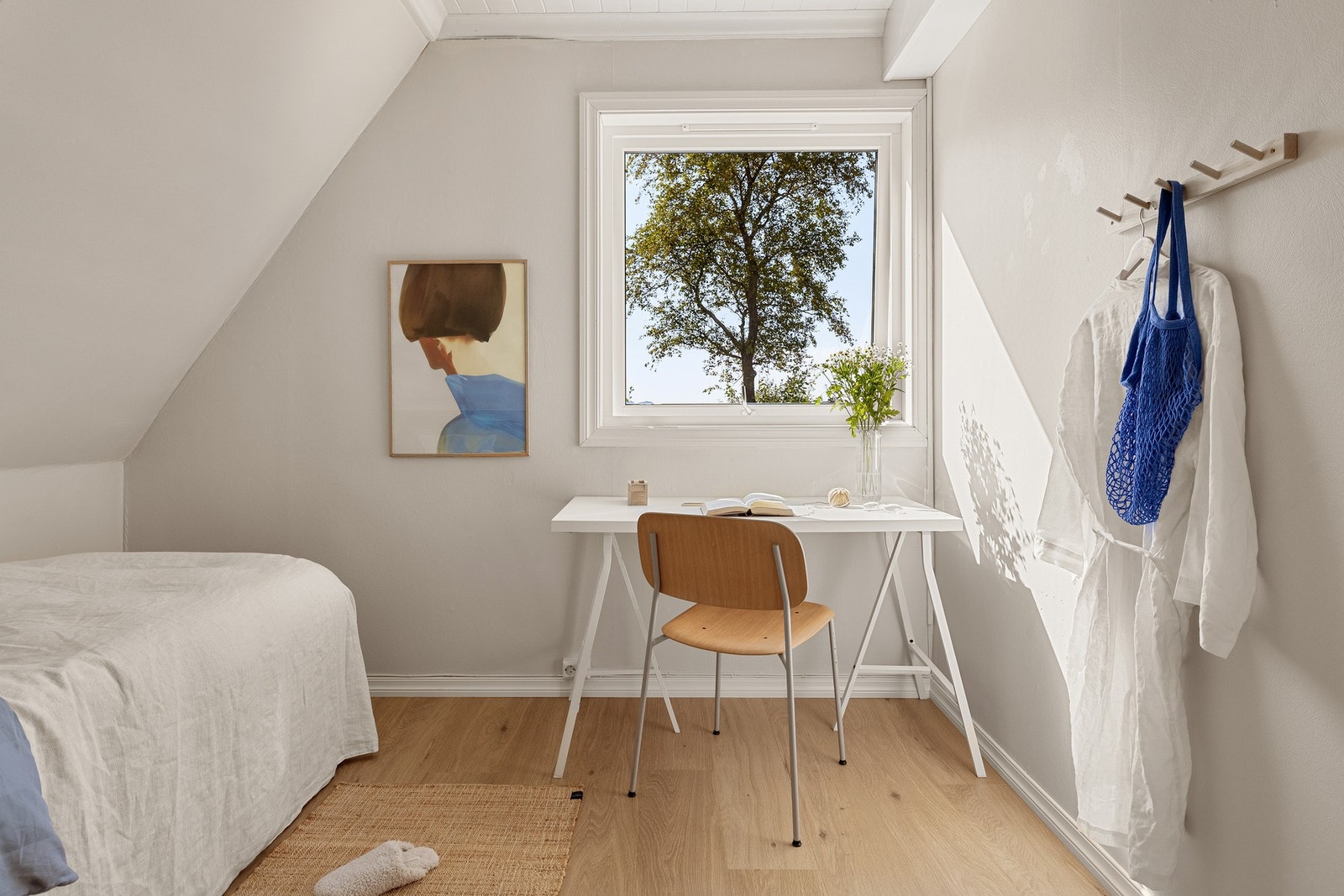 Alle rommene er av god størrelse med plass til seng, nattbord og garderobeløsning. Galleribilde