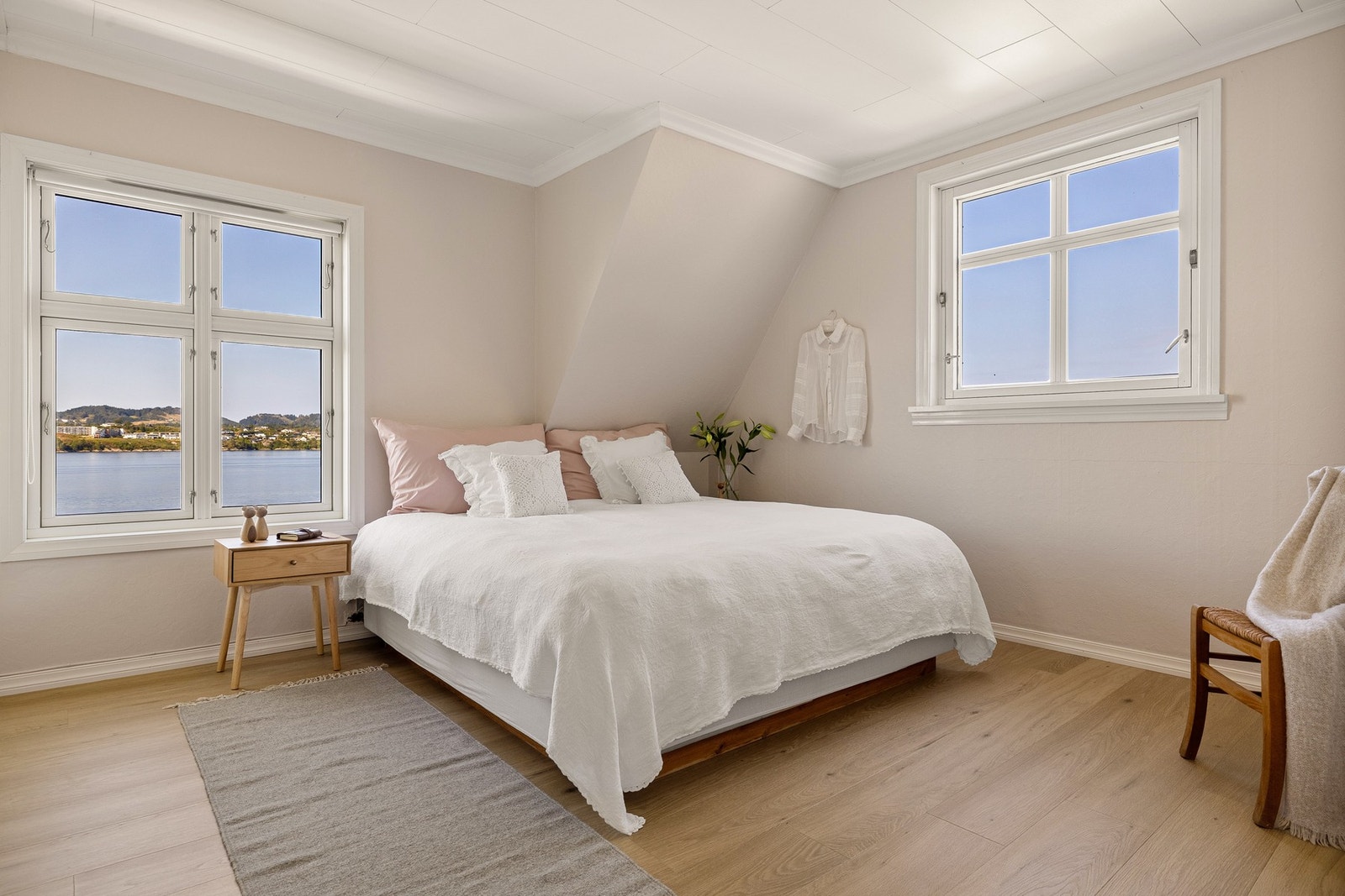 De største rommene kan også fint brukes som hovedsoverom og har god plass til en stor dobbeltseng med nattbord på hver side. Galleribilde