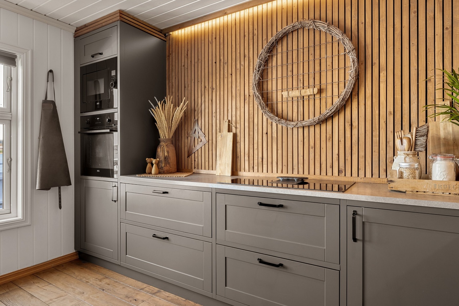 Kjøkkenet er utstyrt med følgende integrerte hvitevarer: Stekeovn, platetopp, micro, oppvaskmaskin og kjøleskap Galleribilde