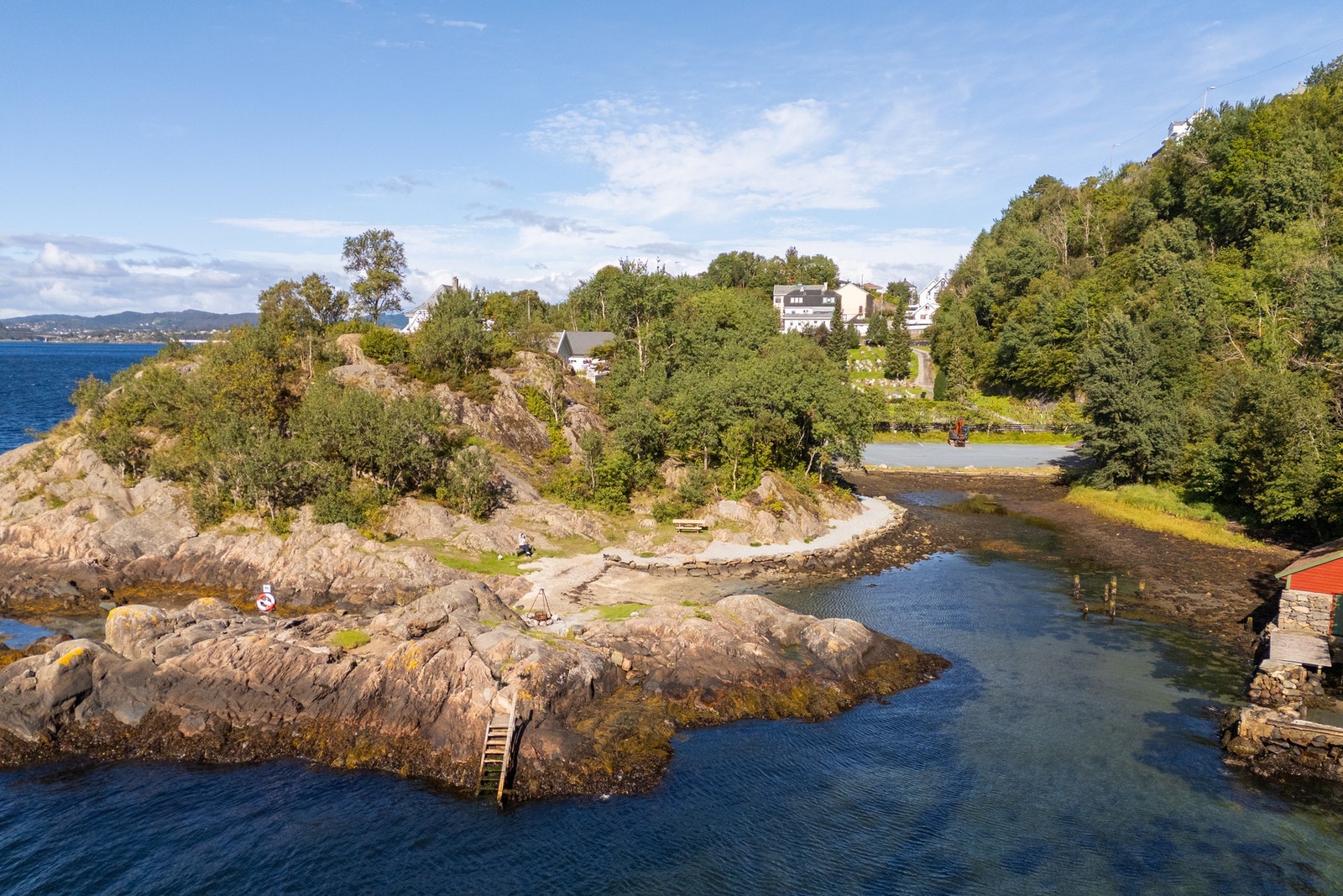Det er heller ikke lange veien fra sin egen bolig hvor man finner en strand som kan benyttes på varme dager. Galleribilde