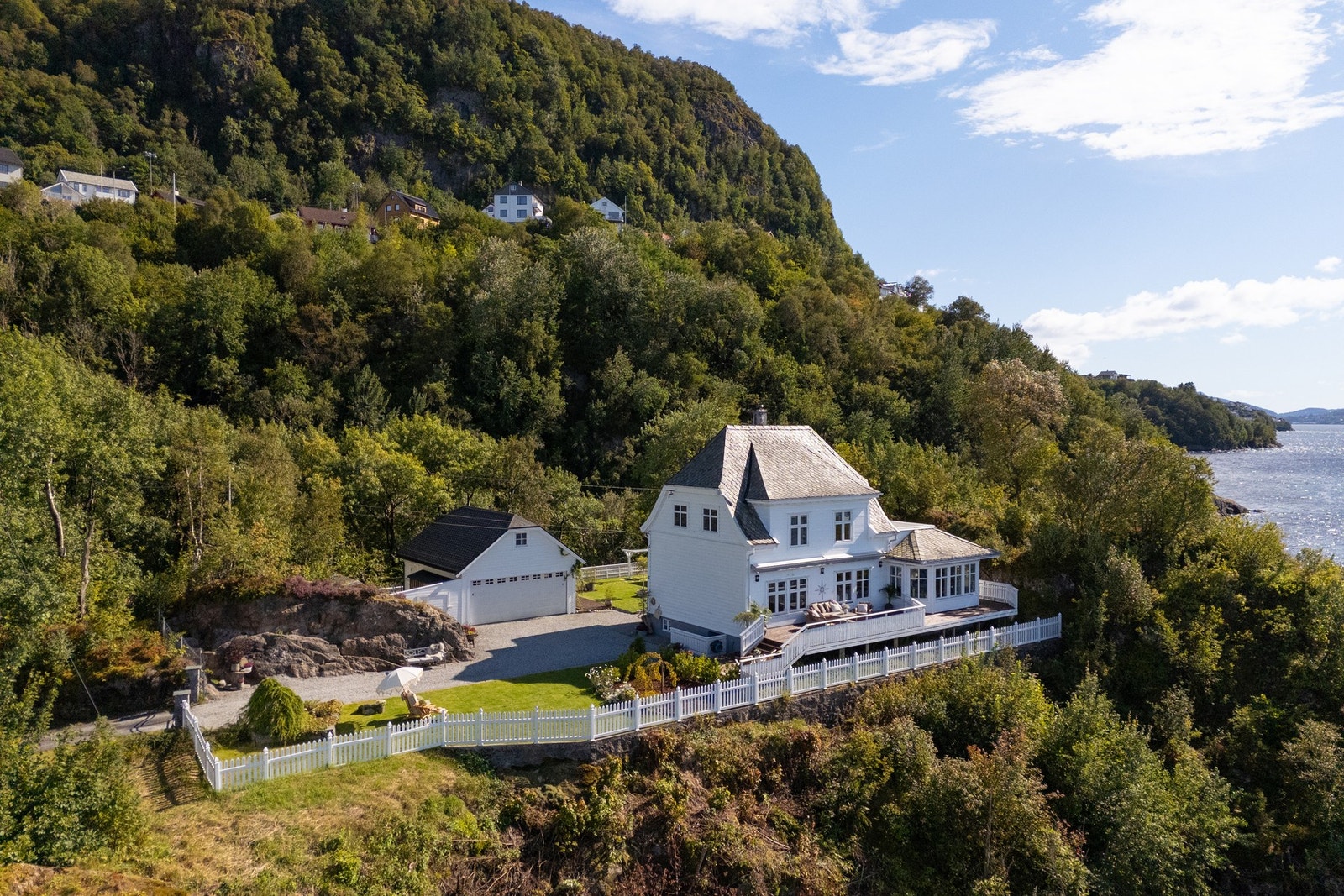 Tomten har også svært god plass til parkering til flere biler. Galleribilde