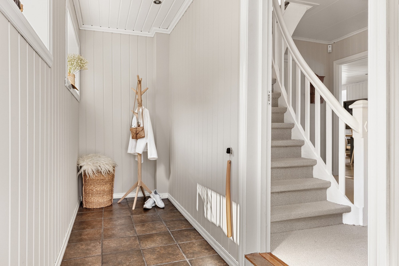 Det første du møter når du kommer inn i huset er en entré som måles til 4,3 kvm. med plass til oppbevaringsløsninger til yttertøy og sko. Galleribilde