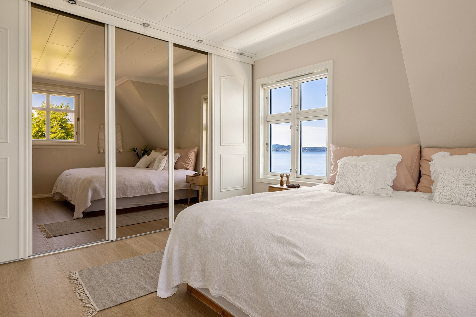 På dette soverommet er det også en praktisk skyvedørsgarderobe for oppbevaring. Galleribilde