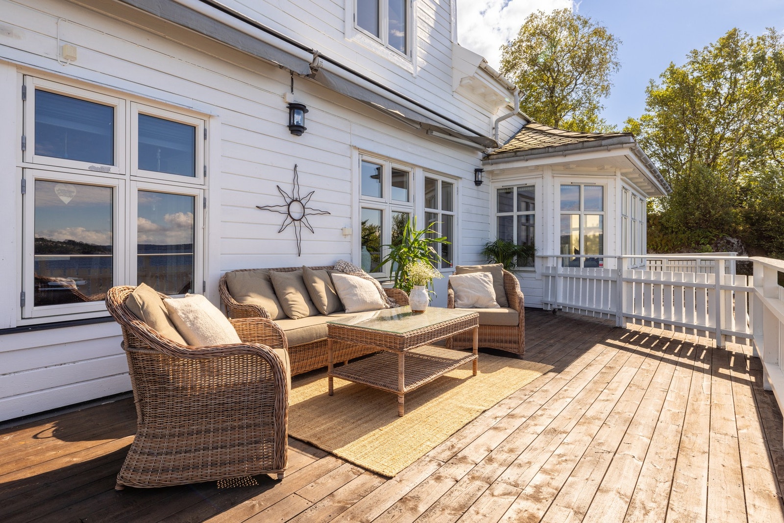 Med utgang fra stue har man en herlig terrasse som måles til ca. 40 kvm. Galleribilde