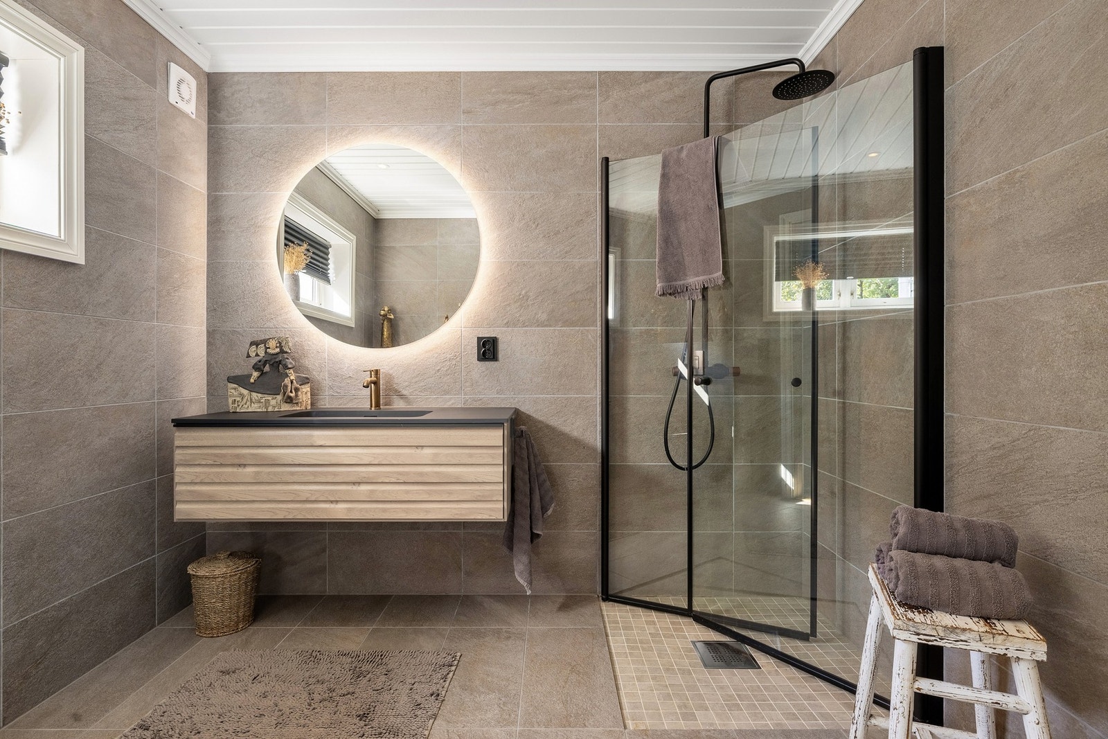 Badet i denne etasjen måles til 6,2 kvm. og ble pusset opp i 2021. Galleribilde