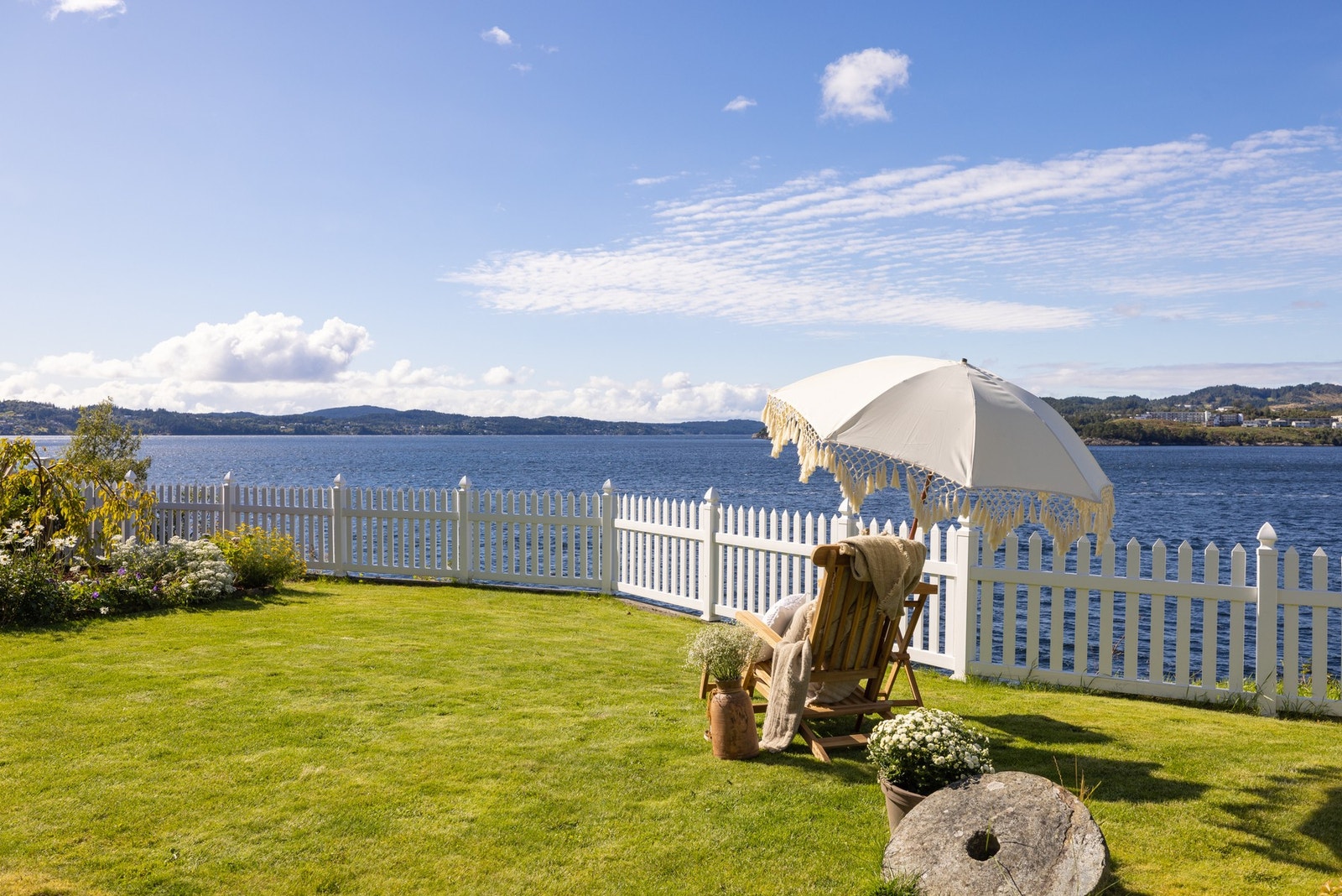 I hagen har man god plass til å møblere med diverse sittegrupper, og trampoliner og andre leker for barna. Galleribilde