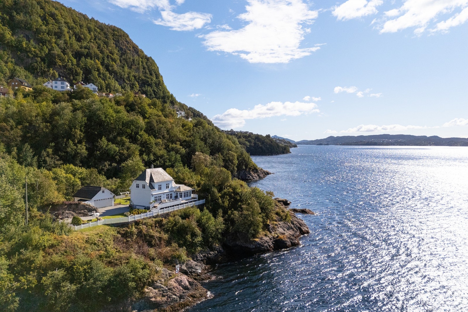Boligen har virkelig en unik beliggenhet i Salhus, usjenert for andre naboer. Galleribilde