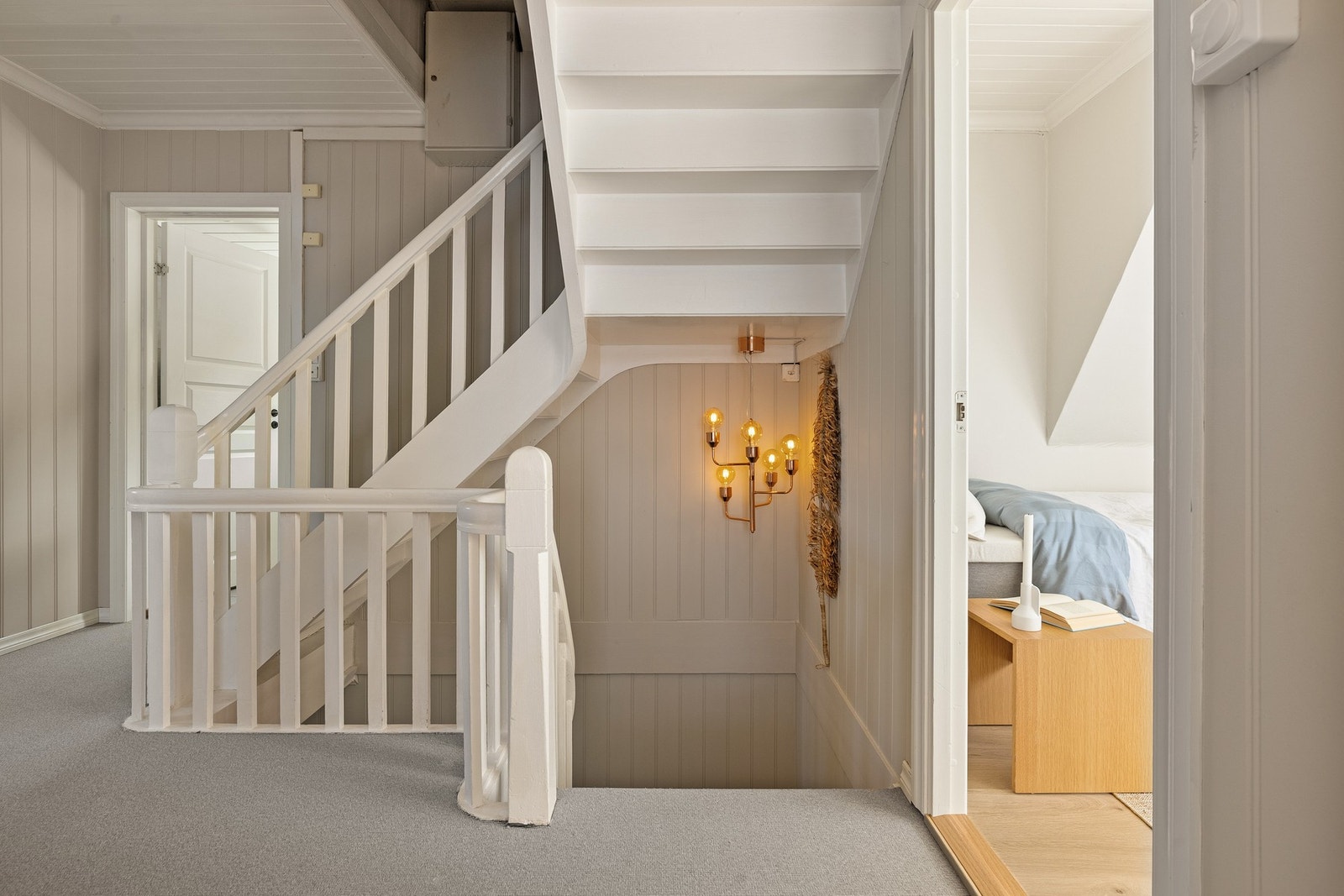 Vi beveger oss opp i 2. etasje hvor vi finner ett bad og fire soverom. Galleribilde