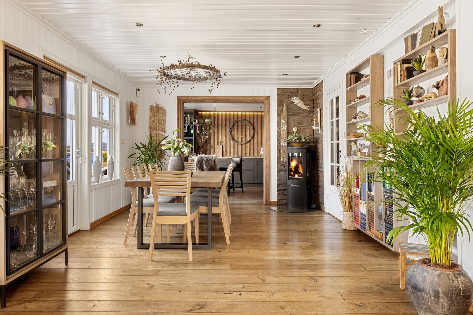 Nærmere kjøkkenet er det også god plass til spisegruppen. Galleribilde