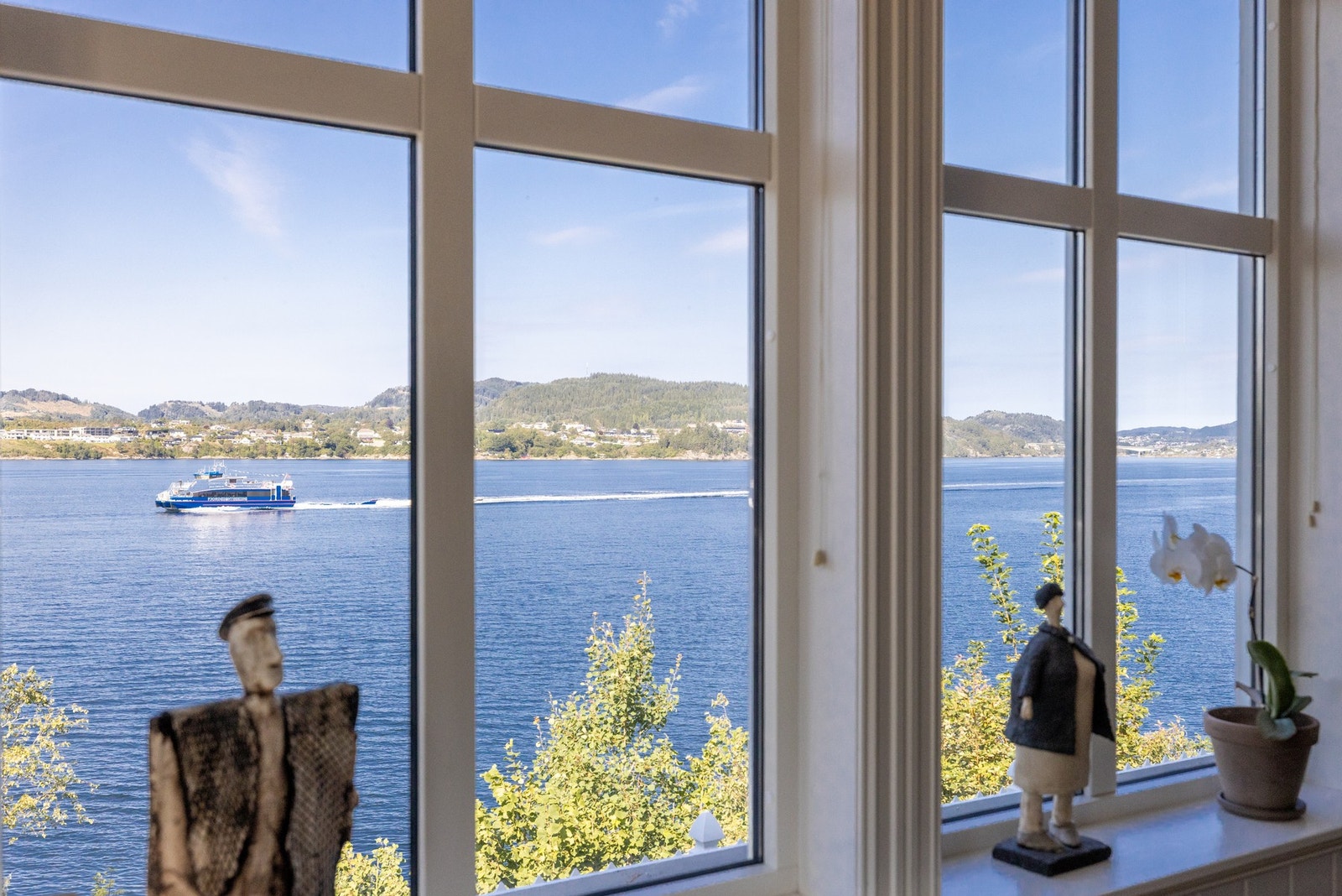 Stuevinduene slipper også inn den nydelige utsikten. Galleribilde