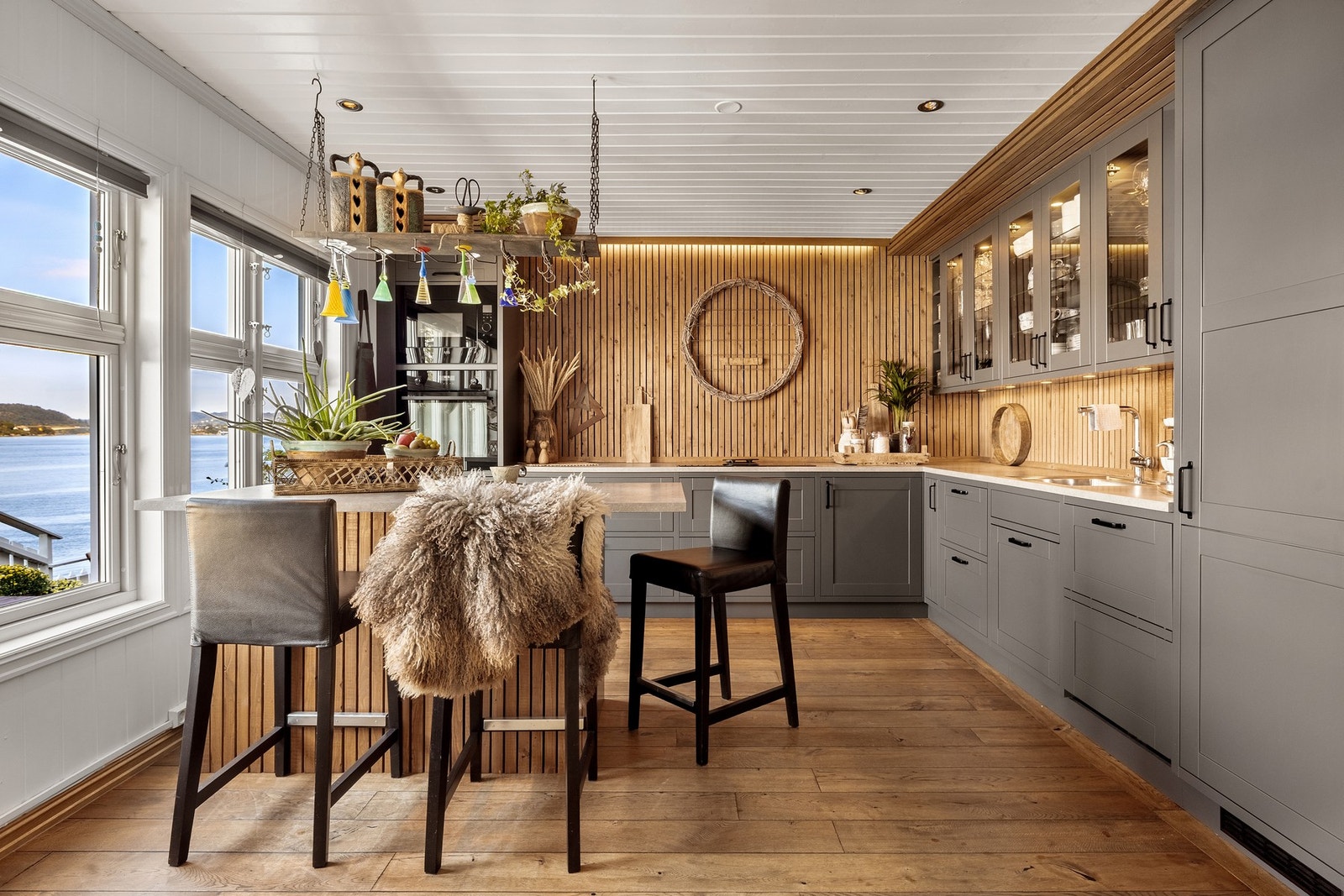 Kjøkkenet måles til 15 kvm. og er levert av Sigdal. Galleribilde