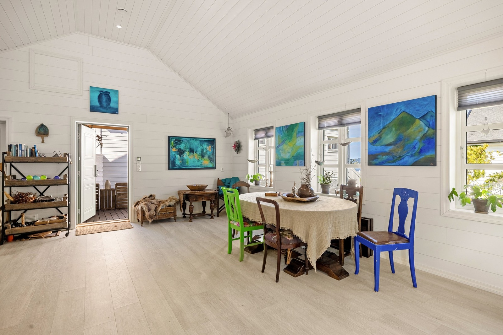 Annekset måles til ca. 40 kvm. og har god plass til det som skulle være ønskelig å møblere med. Galleribilde