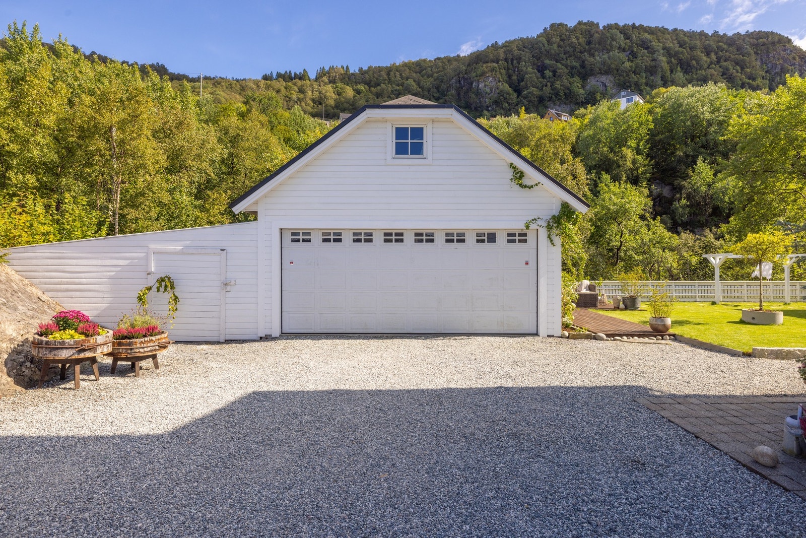 Boligen har også en dobbel garasje for parkeringsplass, samt oppbevaringsplass på loftet. Galleribilde