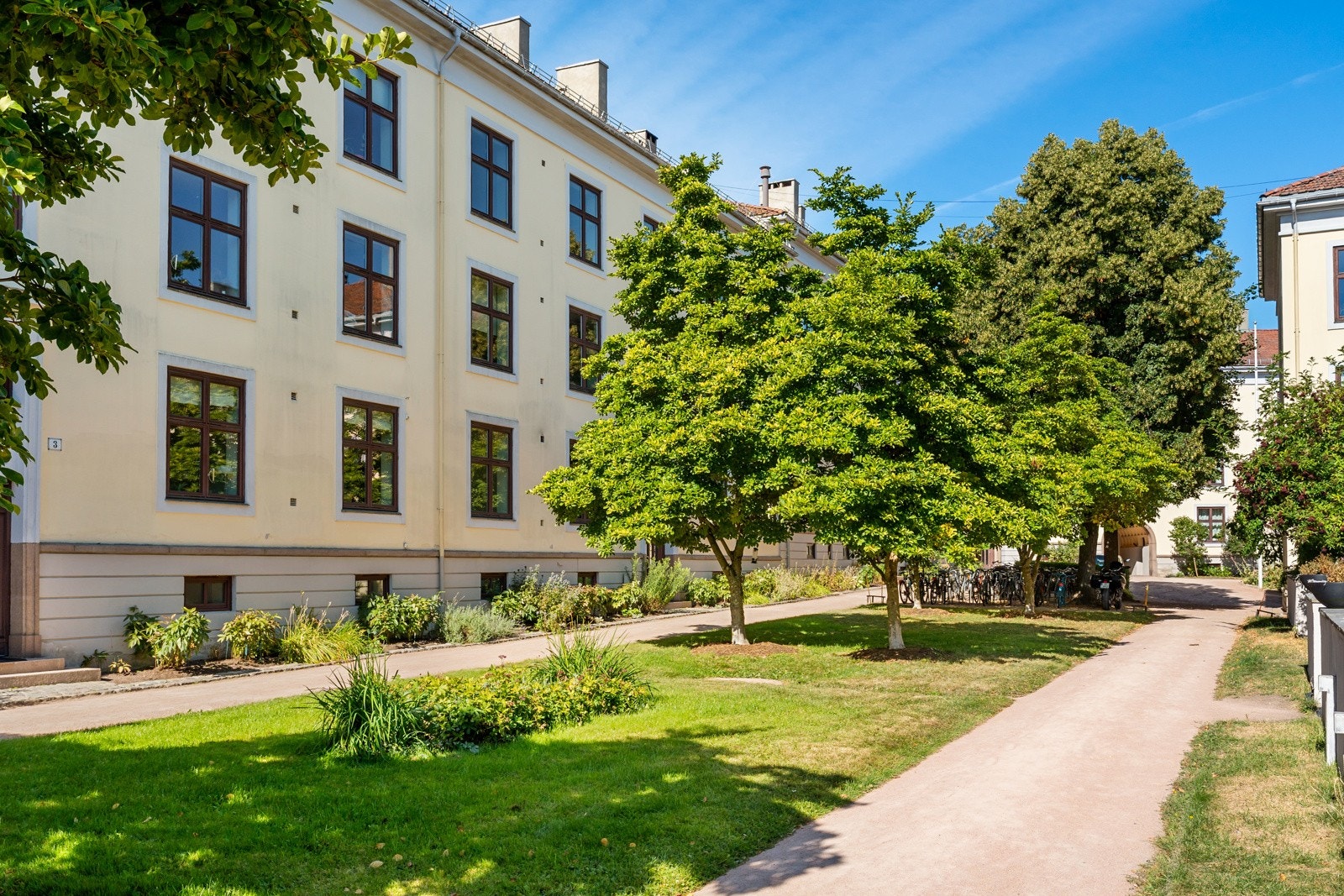 Selgers egne ord: "En av de største kvalitetene er uten tvil den prisbelønte, skjermede hagen. Den føles som en egen liten oase midt i byen - grønn, frodig og innbydende." Galleribilde