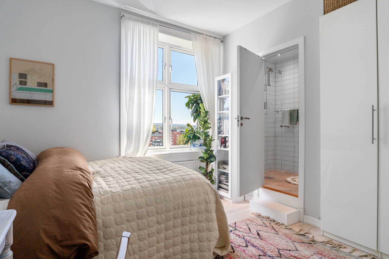 Rommet har god plass til garderobeløsninger, samt er det direkte adkomst til baderommet Galleribilde