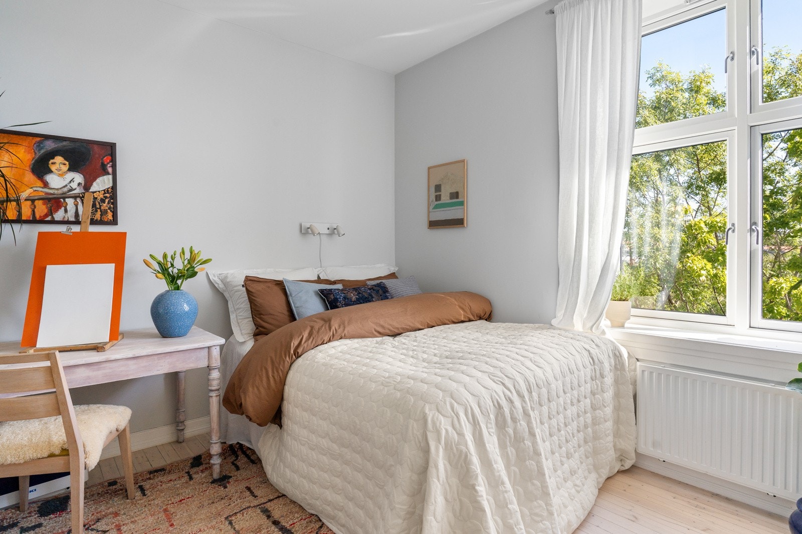 Lunt soverom som vender mot rolige omgivelser Galleribilde