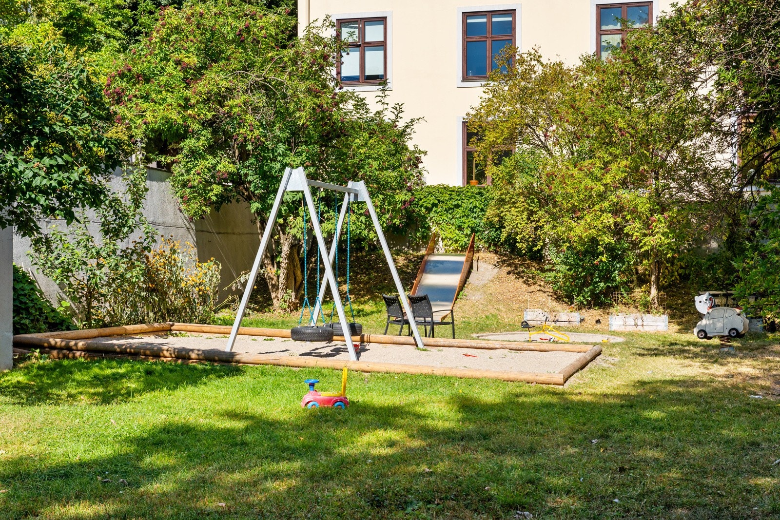 Selgers egne ord: "Her har jeg tilbrakt utallige stunder, enten alene med en bok og en kopp kaffe, eller i godt selskap med naboer som er både ordentlige og hyggelige." Galleribilde