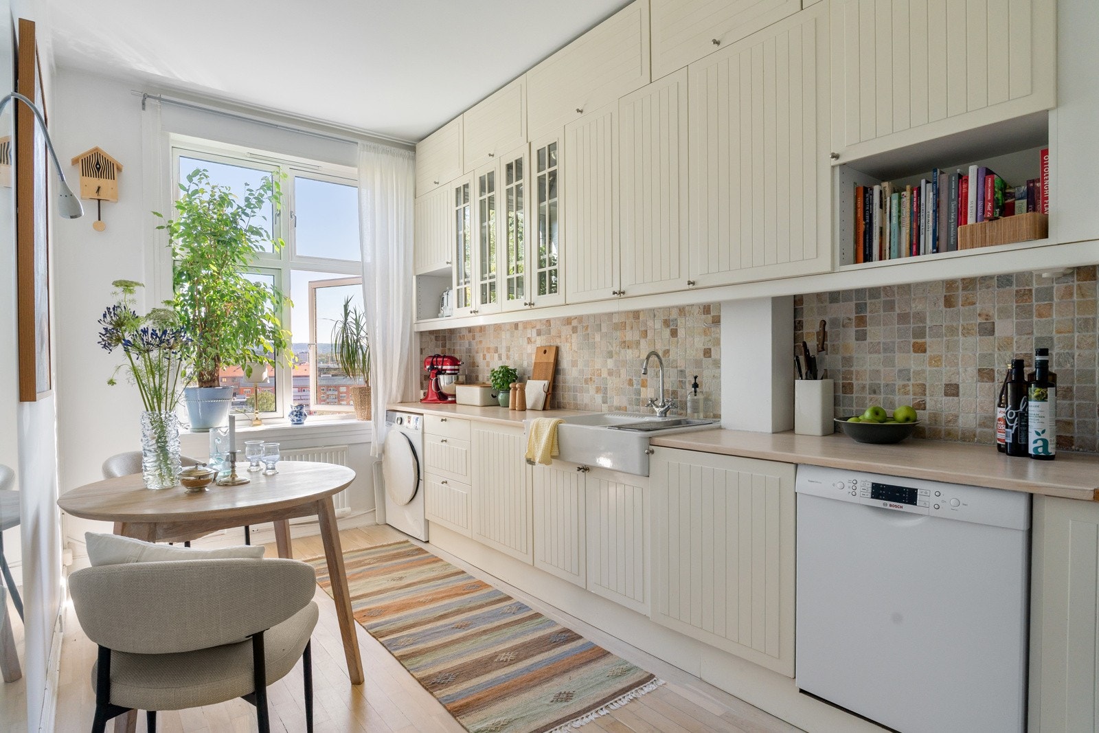 Kjøkkenet er av god størrelse og ligger skjermet til i den ene enden av leiligheten Galleribilde