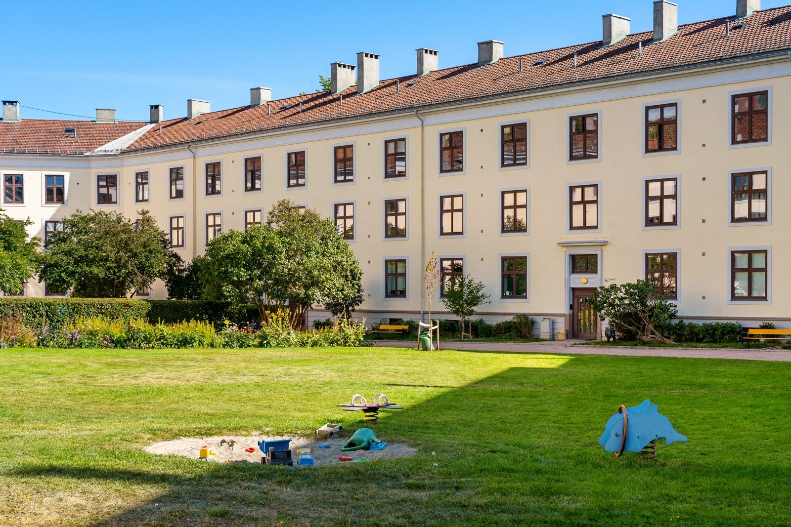 Bakgården ble i sin tid tegnet av Snøhetta, og byr på flere solrike uteplasser Galleribilde