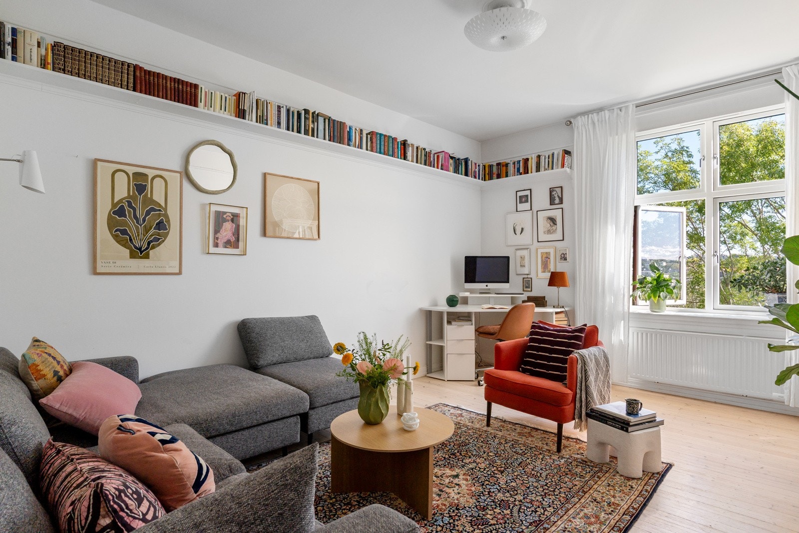 Lys og luftig stue med god takhøyde på over 2,8 meter - God plass til foretrukket møblement Galleribilde