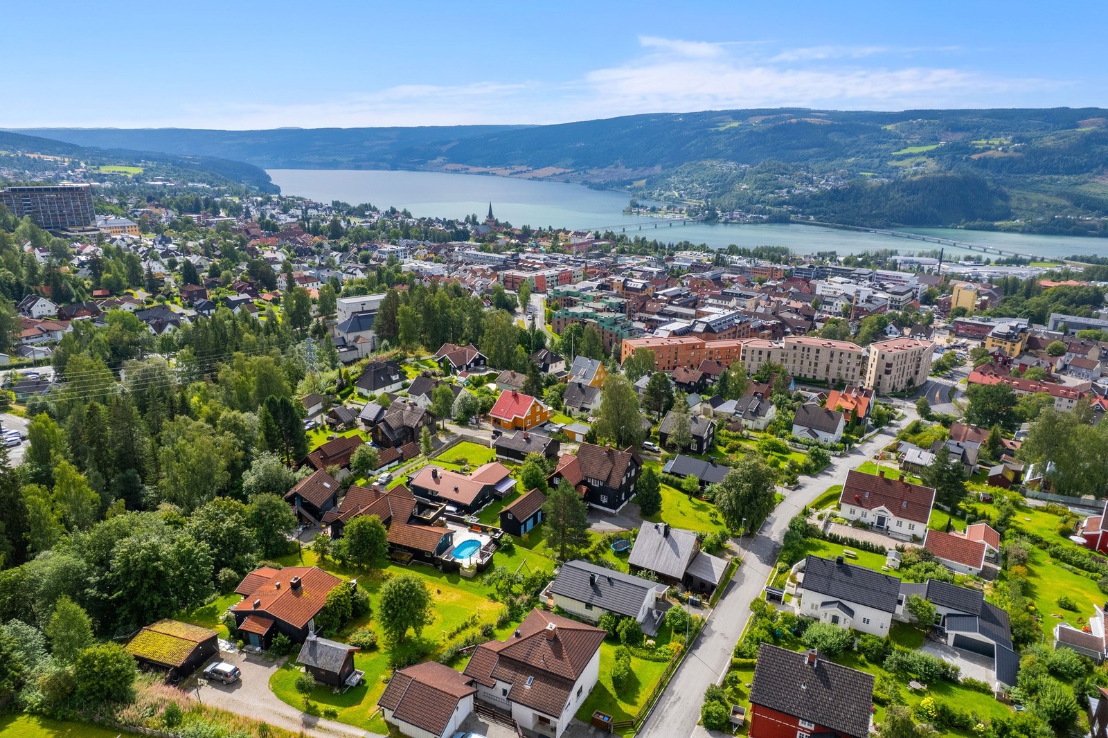 Med denne beliggenheten får du en sjelden kombinasjon av bylivets bekvemmeligheter og nærheten til natur og friluftsaktiviteter. Galleribilde