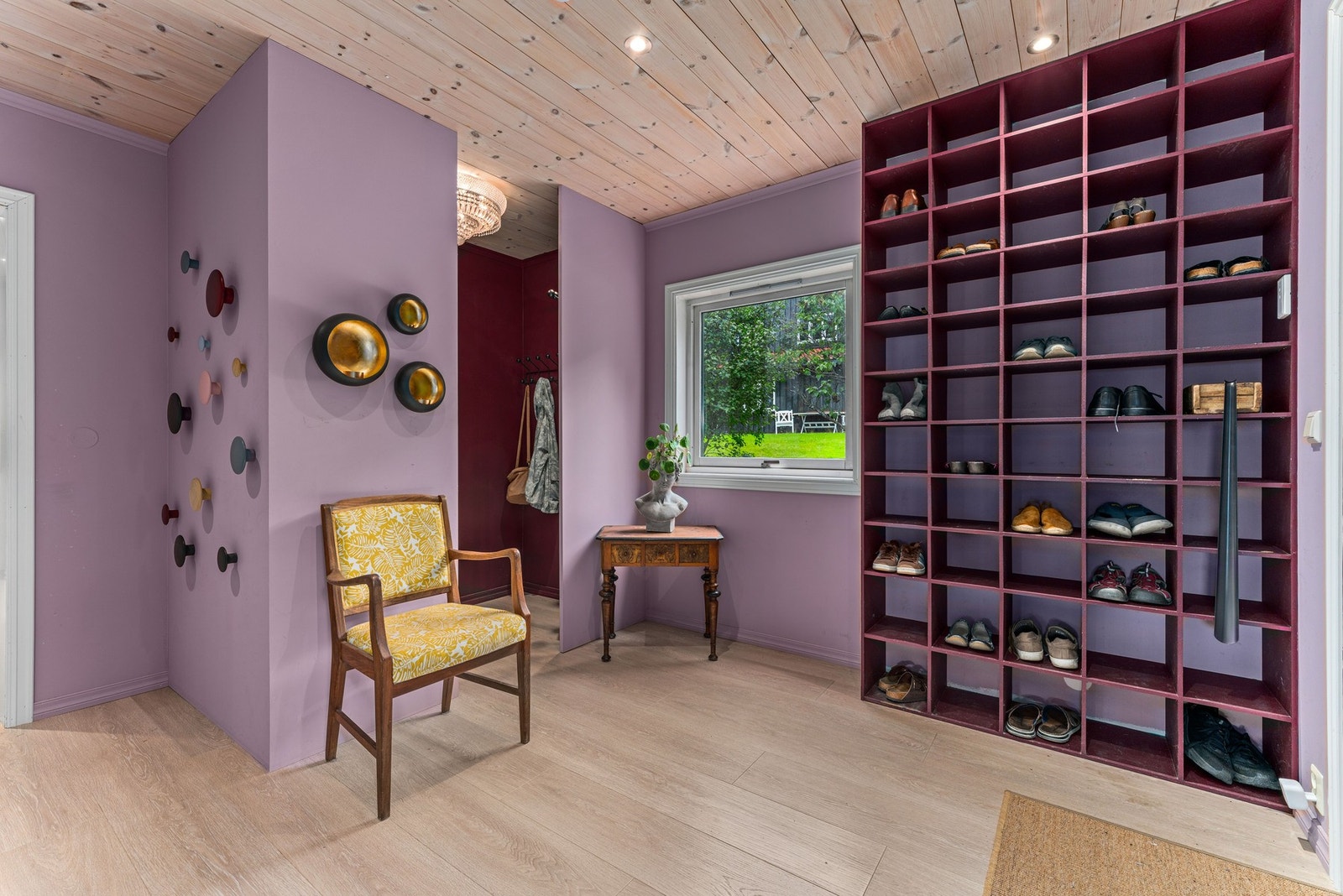 Rommet har smarte oppbevaringsløsninger, blant annet en plassbygd skohylle fra gulv til tak, og rikelig med plass til yttertøy og tilbehør - perfekt for både hverdag og når gjester kommer på besøk. Galleribilde