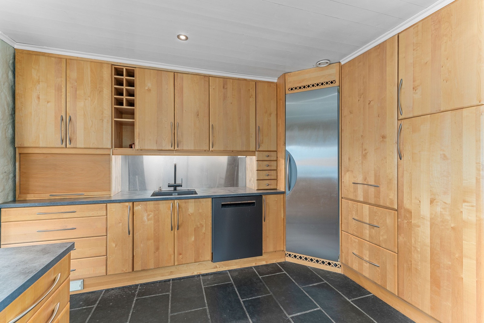 Kjøkkenet er fullt utstyrt med integrerte hvitevarer - stekeovn, platetopp med moderne ventilator, oppvaskmaskin samt kjølehjørne i full høyde med stålfront. Galleribilde