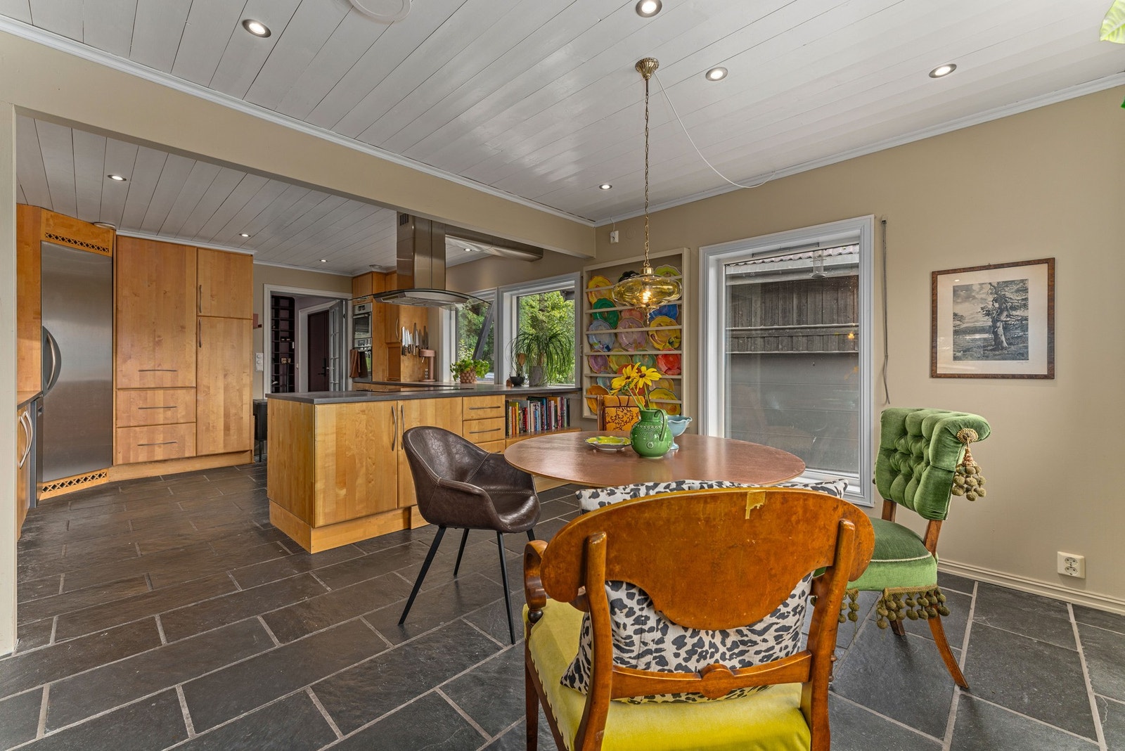 I tilknytning til kjøkkenet er det plass til en koselig frokostplass. Galleribilde