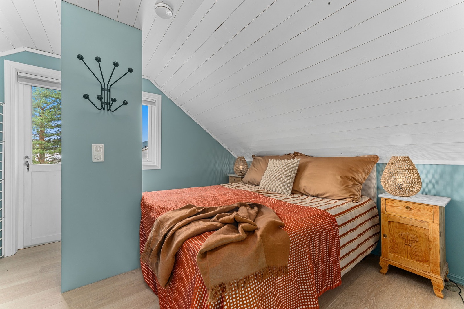 Fargerikt og stilig soverom, med god plass til dobbeltseng og utgang til balkong. Galleribilde